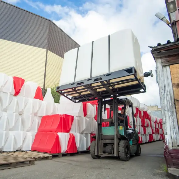 Емкость KR 4000л с 2 патрубками 90 и 63 мм белая с откидной крышкой в обрешетке (полный слив)