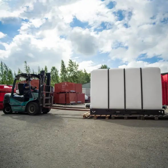 Емкость KR 4000л с 2 патрубками 90 и 63 мм белая с откидной крышкой в обрешетке (полный слив)