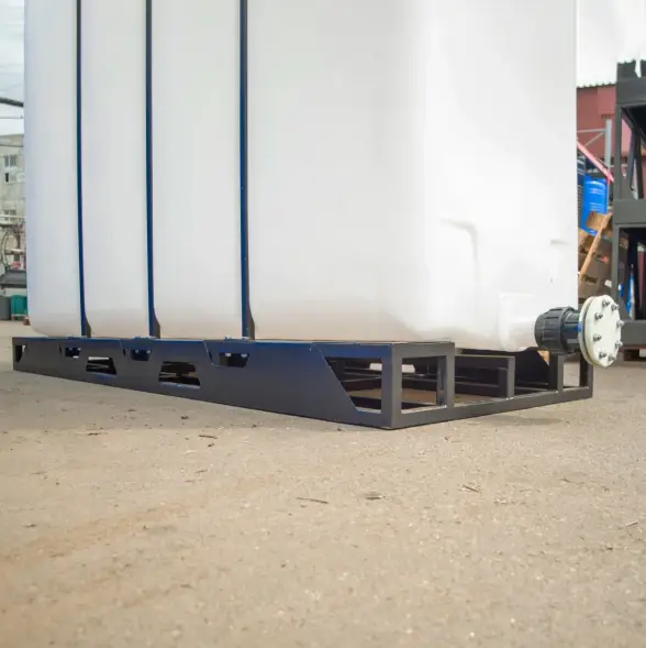 Емкость KR 4000л с 2 патрубками 90 и 63 мм белая с откидной крышкой в обрешетке (полный слив)