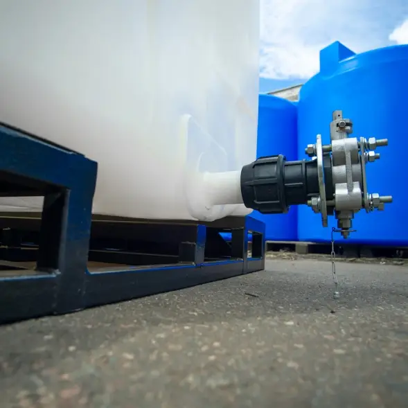 Емкость KR 4000л с 2 патрубками 90 и 63 мм белая с откидной крышкой в обрешетке (полный слив)