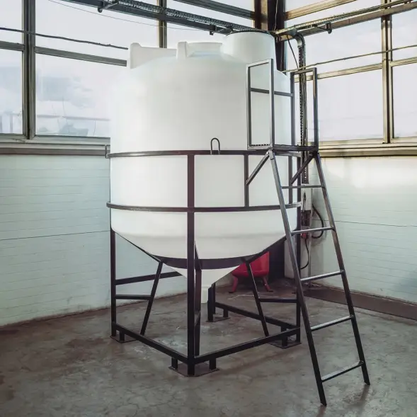 Емкость ЦКТ 5000 л с патрубком 160мм белая в обрешетке с лестницей