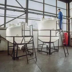 Емкость ЦКТ 5000 л с патрубком 90мм под плотность до 1,5 г/см3 белая в обрешетке