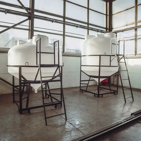 Емкость ЦКТ 5000 л с патрубком 90мм с фланцем под плотность до 1,2 г/см3 белая в обрешетке с лестницей