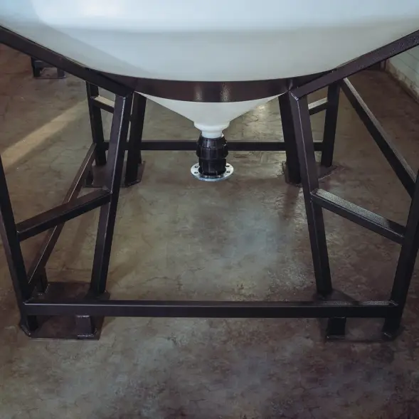 Емкость ЦКТ 5000 л с патрубком 90мм с фланцем под плотность до 1,2 г/см3 белая в обрешетке с лестницей