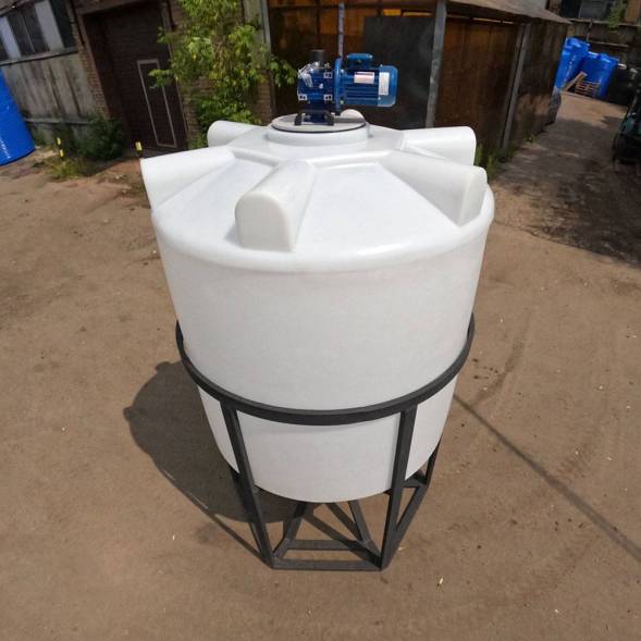 Емкость K 2000 литров с лопастной мешалкой