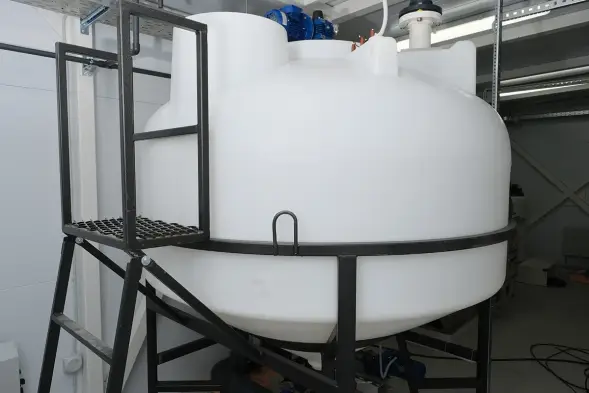 Емкость ЦКТ 3000 л с патрубком 90мм с фланцем под плотность до 1,2 г/см³ белая