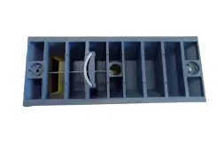 Делиниатор дорожный резиновый ДДР-610 (сепаратор) со столбиком сигнальным с белыми светоотражающими полосами и светофильтром (красные полосы)