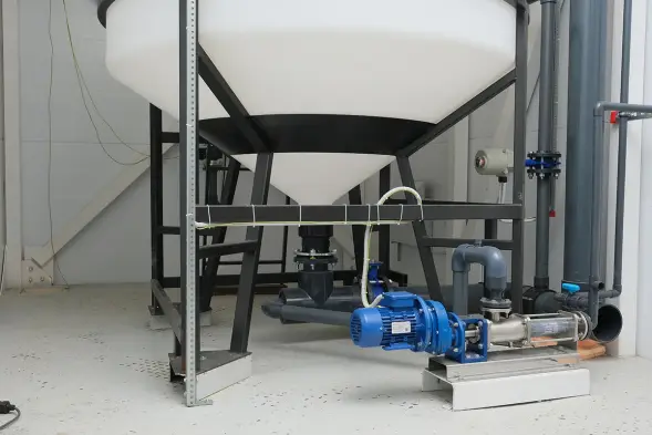 Емкость ЦКТ 3000 л с патрубком 160мм под плотность до 1,2 г/см3 белая в обрешетке с лестницей