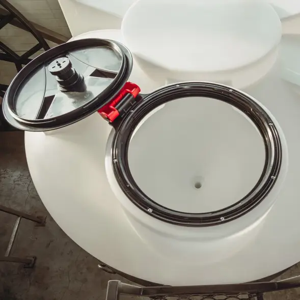 Емкость ЦКТ 3000 л с патрубком 160мм под плотность до 1,2 г/см3 белая в обрешетке с лестницей