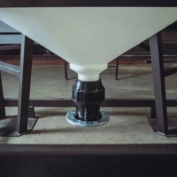 Емкость ЦКТ 3000 л с патрубком 160мм под плотность до 1,5 г/см3 белая в обрешетке с лестницей