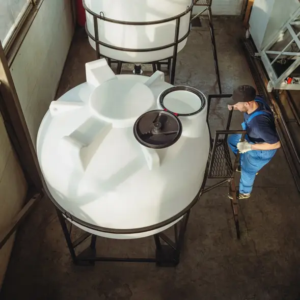 Емкость ЦКТ 3000 л с патрубком 160мм под плотность до 1,5 г/см3 белая в обрешетке с лестницей