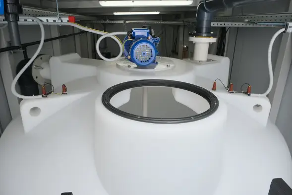 Емкость ЦКТ 3000 л с патрубком 90мм с фланцем под плотность до 1,5 г/см3 белая в обрешетке