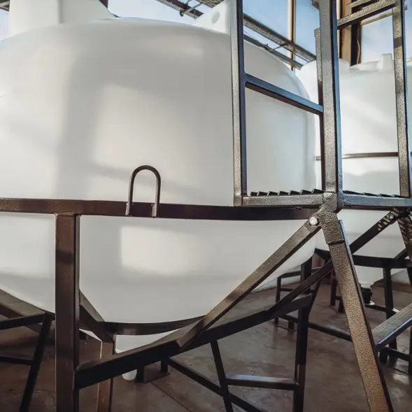 Емкость ЦКТ 3000 л с патрубком 110мм под плотность до 1,5 г/см3 белая в обрешетке с лестницей