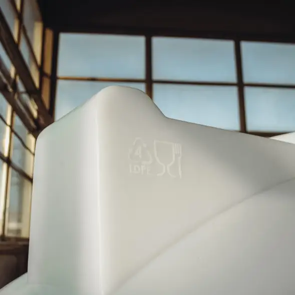 Емкость ЦКТ 3000 л с патрубком 110мм с фланцем белая в обрешетке с лестницей