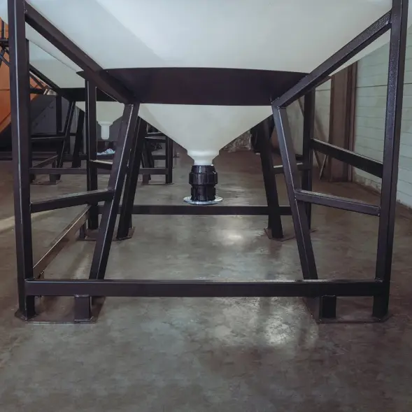 Емкость ЦКТ 3000 л с патрубком 110мм с фланцем белая в обрешетке с лестницей