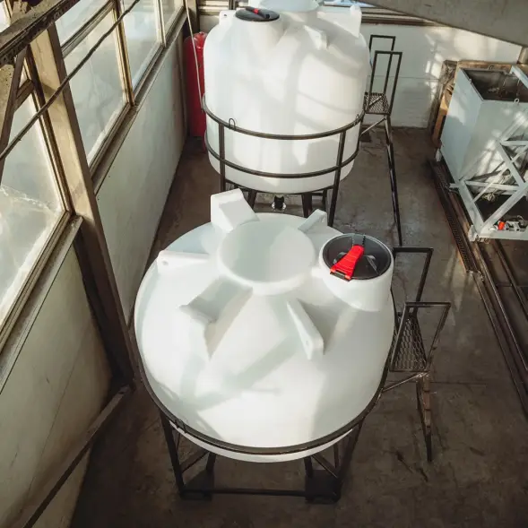 Емкость ЦКТ 3000 л с патрубком 110мм с фланцем белая в обрешетке с лестницей