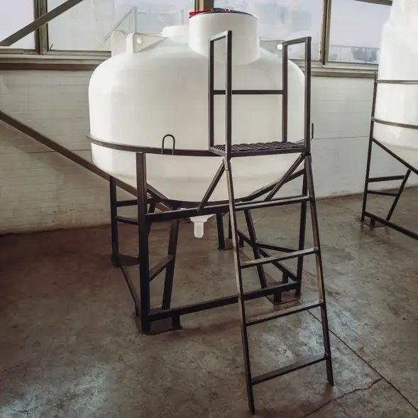 Емкость ЦКТ 3000 л с патрубком 110мм с фланцем белая в обрешетке с лестницей