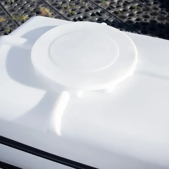 Емкость K 3000л под плотность до 1.5 г/см3 белая с откидной крышкой в обрешетке