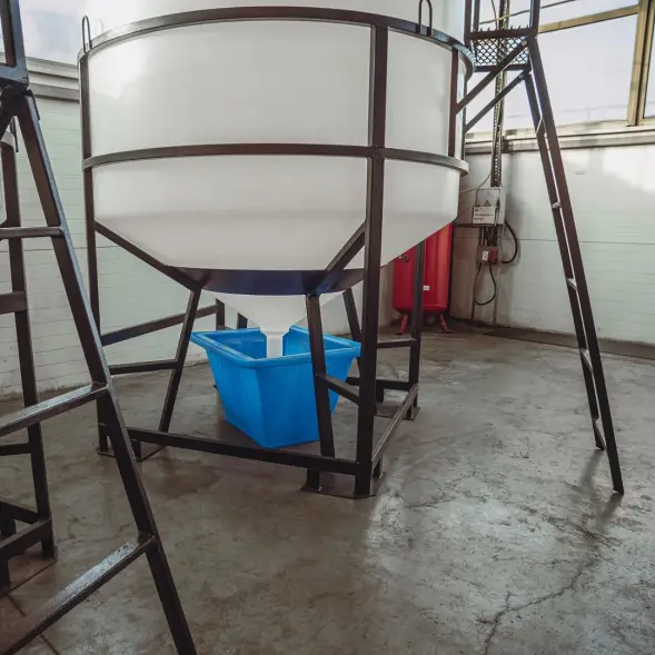 Емкость ЦКТ 5000 л с патрубком 160мм с фланцем под плотность до 1,2 г/см3 белая в обрешетке