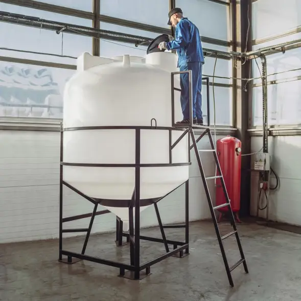 Емкость ЦКТ 5000 л с патрубком 160мм с фланцем под плотность до 1,5 г/см3 белая в обрешетке с лестницей