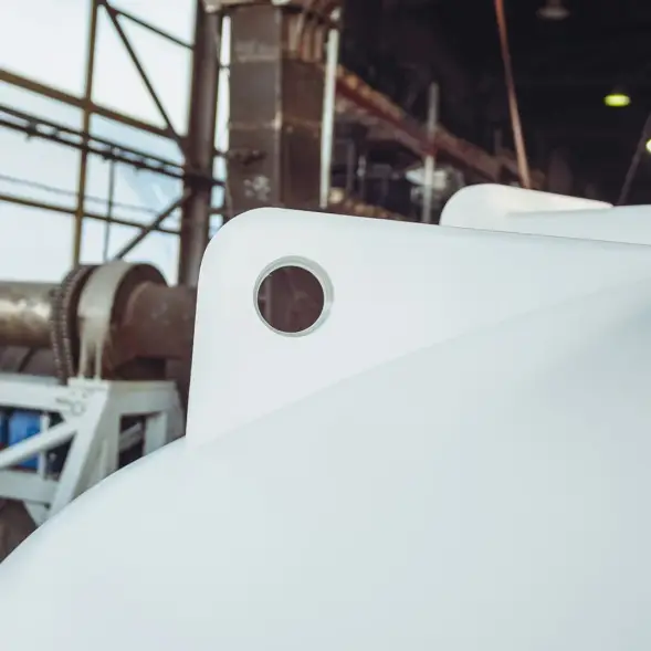 Емкость ЦКТ 5000 л с патрубком 160мм с фланцем под плотность до 1,5 г/см3 белая в обрешетке с лестницей